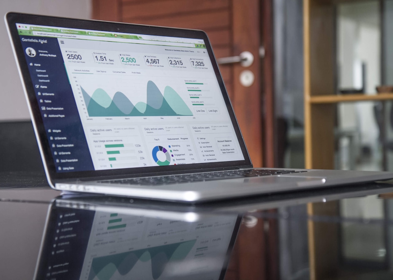 Análisis financiero y reportes empresariales en pantalla
