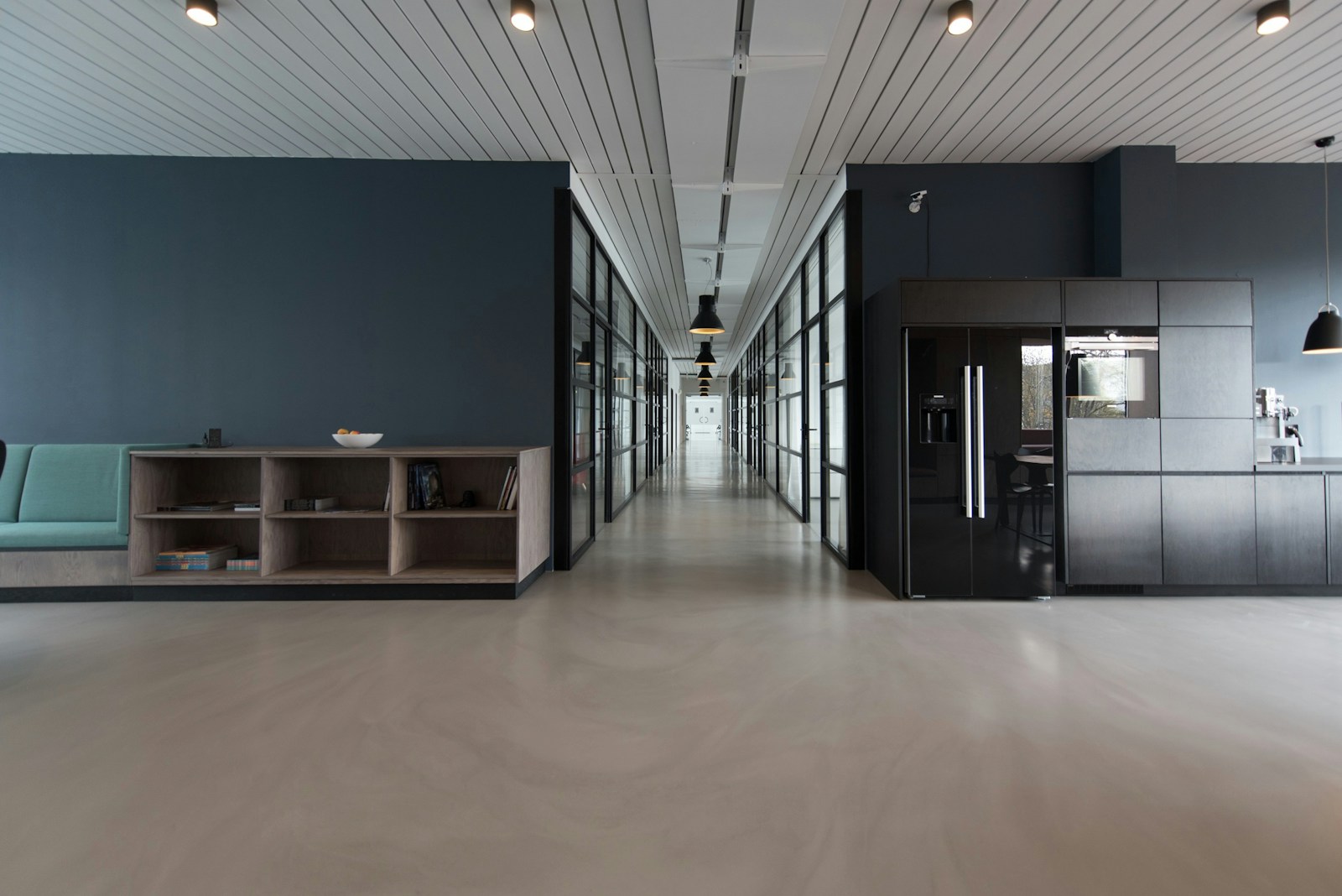 Espacio corporativo moderno para gestión financiera empresarial